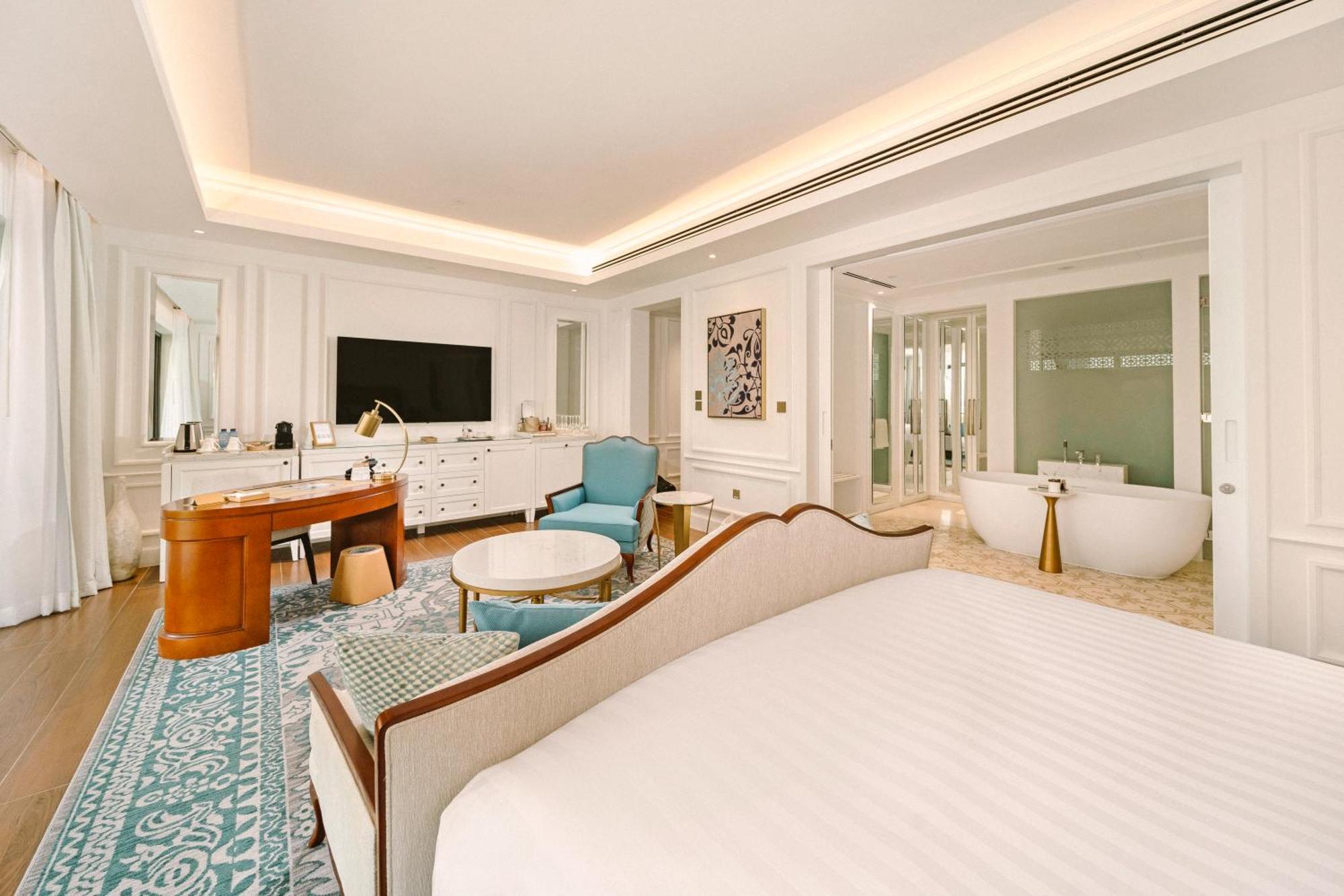 Royal Saray Resort Manama Exterior photo A suite at the hotel
