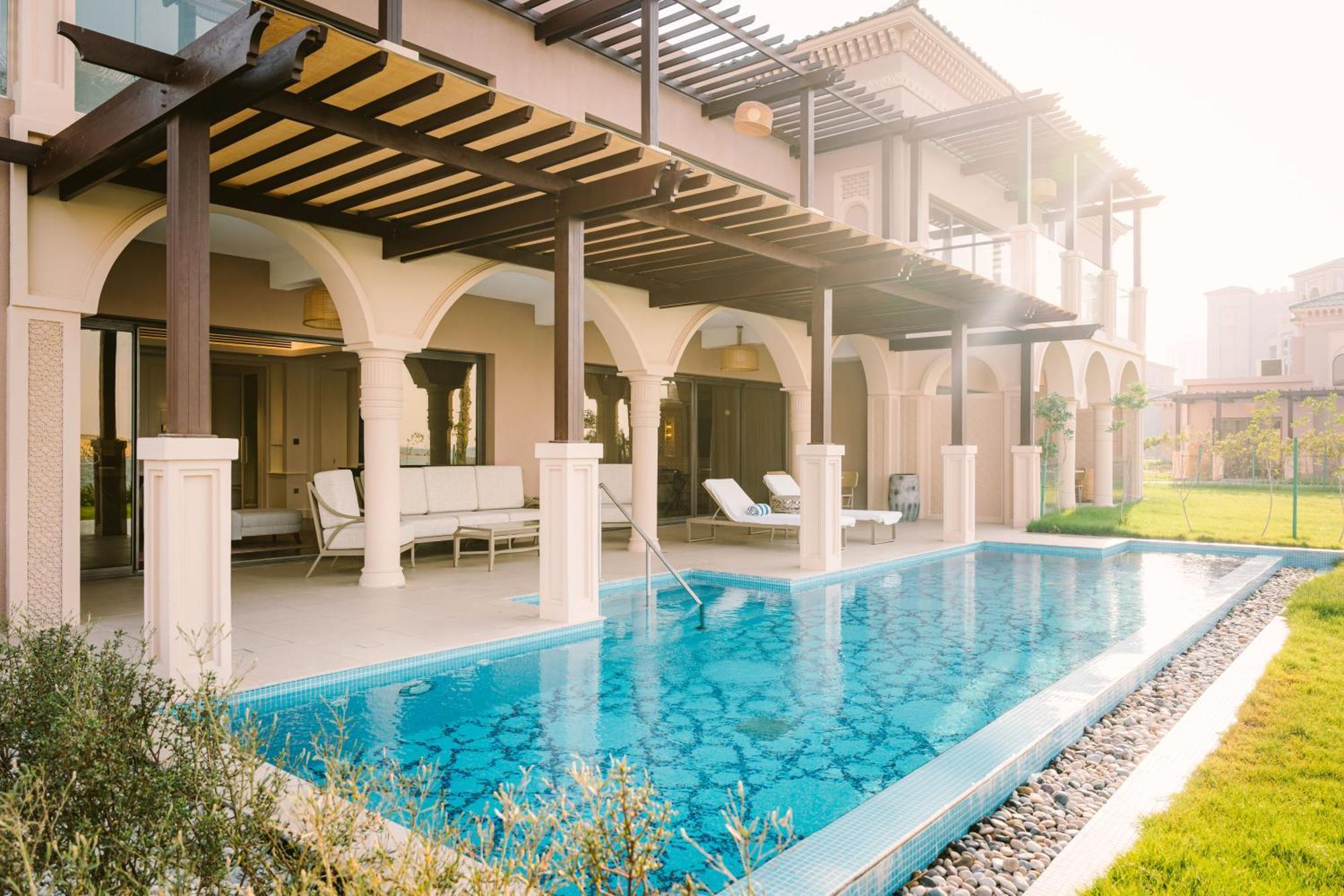 Royal Saray Resort Manama Exterior photo A villa in Jumeirah