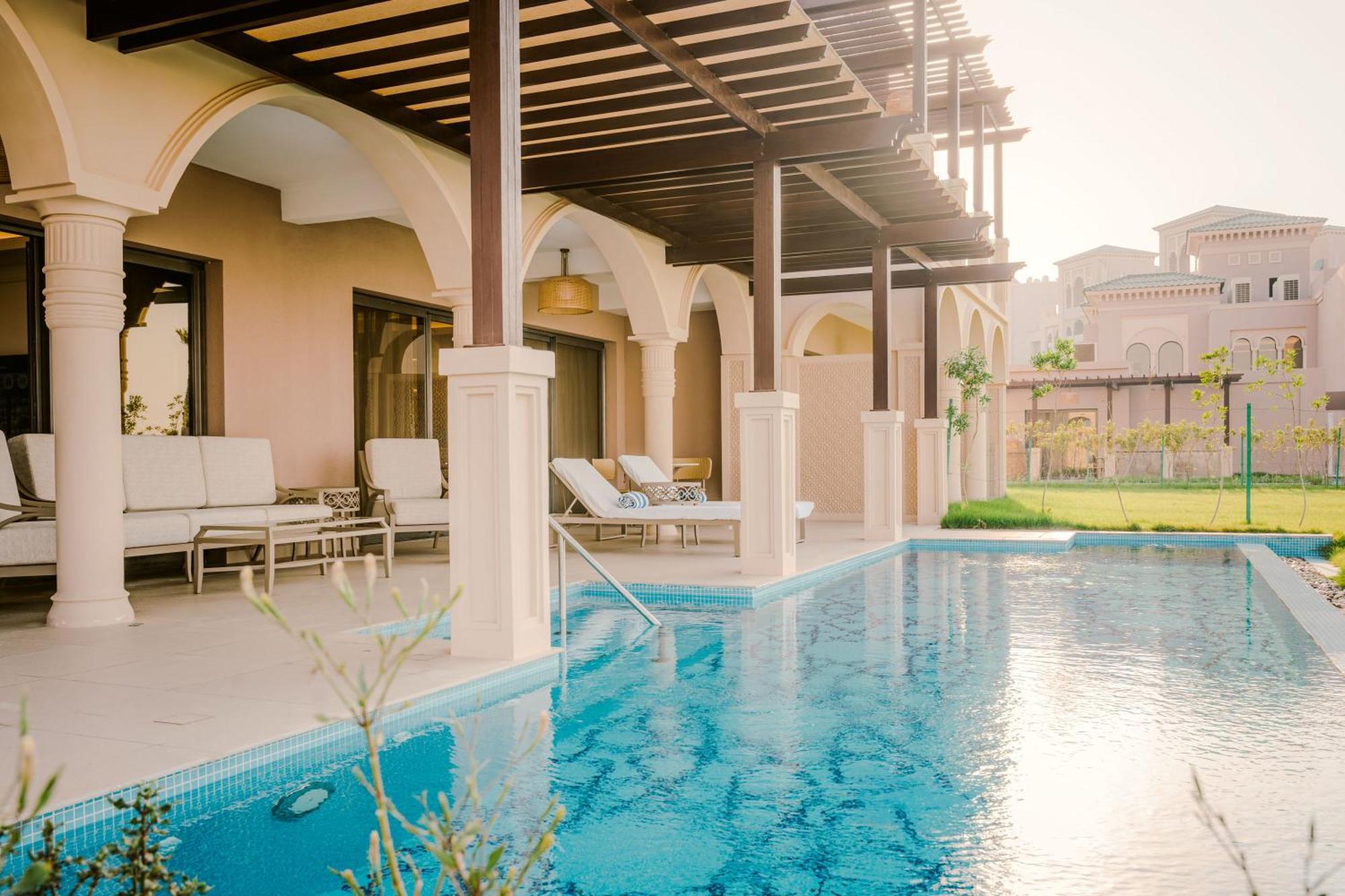 Royal Saray Resort Manama Exterior photo The swimming pool at the hotel